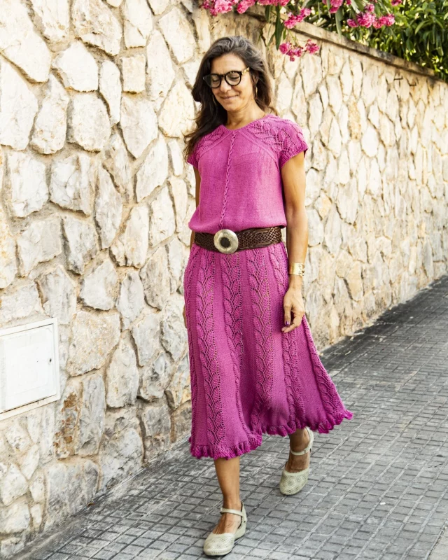 Más feliz que una perdiz con mi nuevo vestido Botanical Dreams (Sueños Botánicos), todo tejido a mano y sin costuras, con unos calados de infarto y estilazo.
Además de sentirme super orgullosa de por fin sumar a mi armario un vestido enteramente tejido por mí.
Pensé que iba a estar un año tejiendo el vestido, pero no, así que ya estoy pensando en el próximo... porque ha sido toda una hermosa experiencia que vamos a vivir con todas las miembros de mi Club .
Lo vamos a tejer en grupo durante todo Julio y Agosto y va a ser el vestido que más vamos a llevar a todas partes, porque si supieran lo que me han dicho ese día todas las personas con las que me crucé... 
A puntito todo para empezar.
Si quieres tejerlo en grupo, escribe CLUB y apúntate.
#knittingdress #botanicaldreamdress #vestidosueñosbotanicos #aprendeatejer