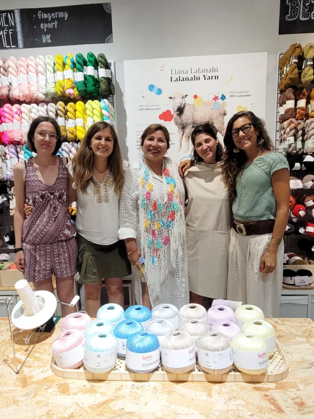 🧶✨ What a lovely Knit Stars Meet Up in Barcelona!
We spent a cozy afternoon knitting, sharing stories, and connecting at the beautiful Lalanalú yarn shop.
Thank you to everyone who joined — and to Kiara for welcoming us so warmly! 💜
We played bingo, stitched together, and celebrated the joy of creating.
🧶✨ ¡Así fue el Meet Up de Knit Stars en Barcelona!
Una tarde preciosa tejiendo, compartiendo historias y conociendo a tejedoras maravillosas en la tienda Lalanalú.
Gracias a todas las que vinisteis, y a Kiara por recibirnos con tanto cariño. 💜
Jugamos al bingo, tejimos juntas y celebramos lo que más nos une: el amor por crear.
#KnitStarsMeetup2025 #KnitStars #BarcelonaKnitters #Lalanalu